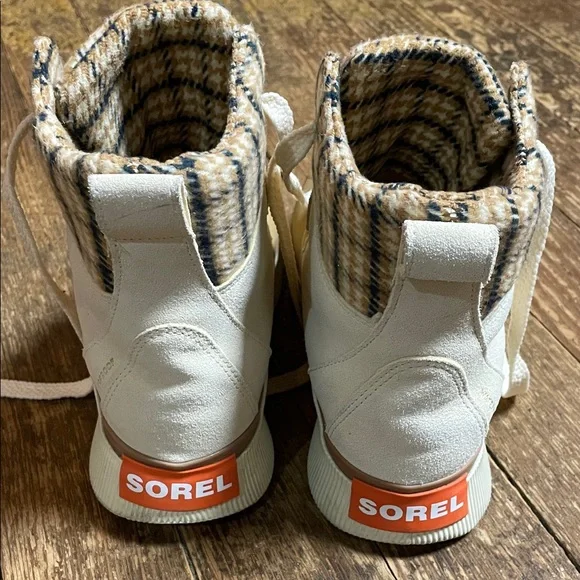 Sorel Women’s Out and About Winter Boots - Picture 2 of 4